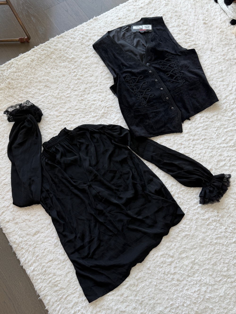 Men’s Gothic Velvet Vest + louse Blouse. Size L. NEW